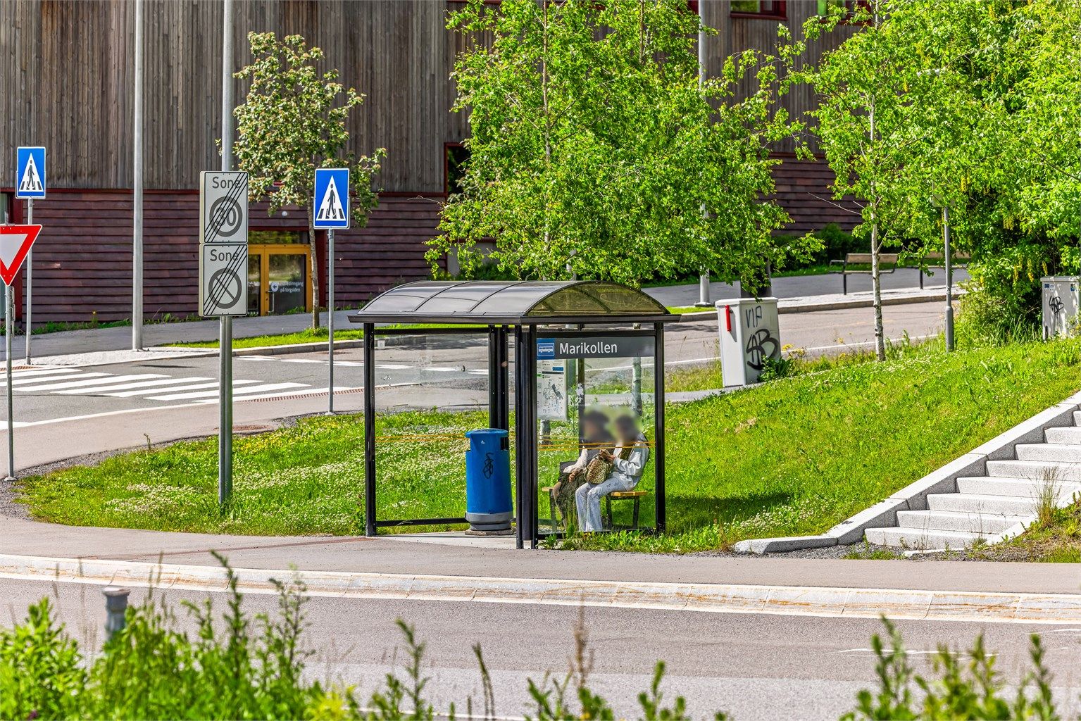 Bussholdeplassen Marikollen ligger kun 4 minutter unna, med hyppige avganger mot Lillestrøm.