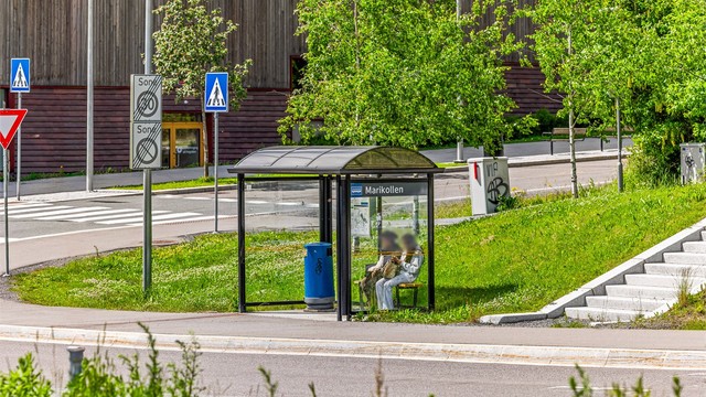 Bussholdeplassen Marikollen ligger kun 4 minutter unna, med hyppige avganger mot Lillestrøm.