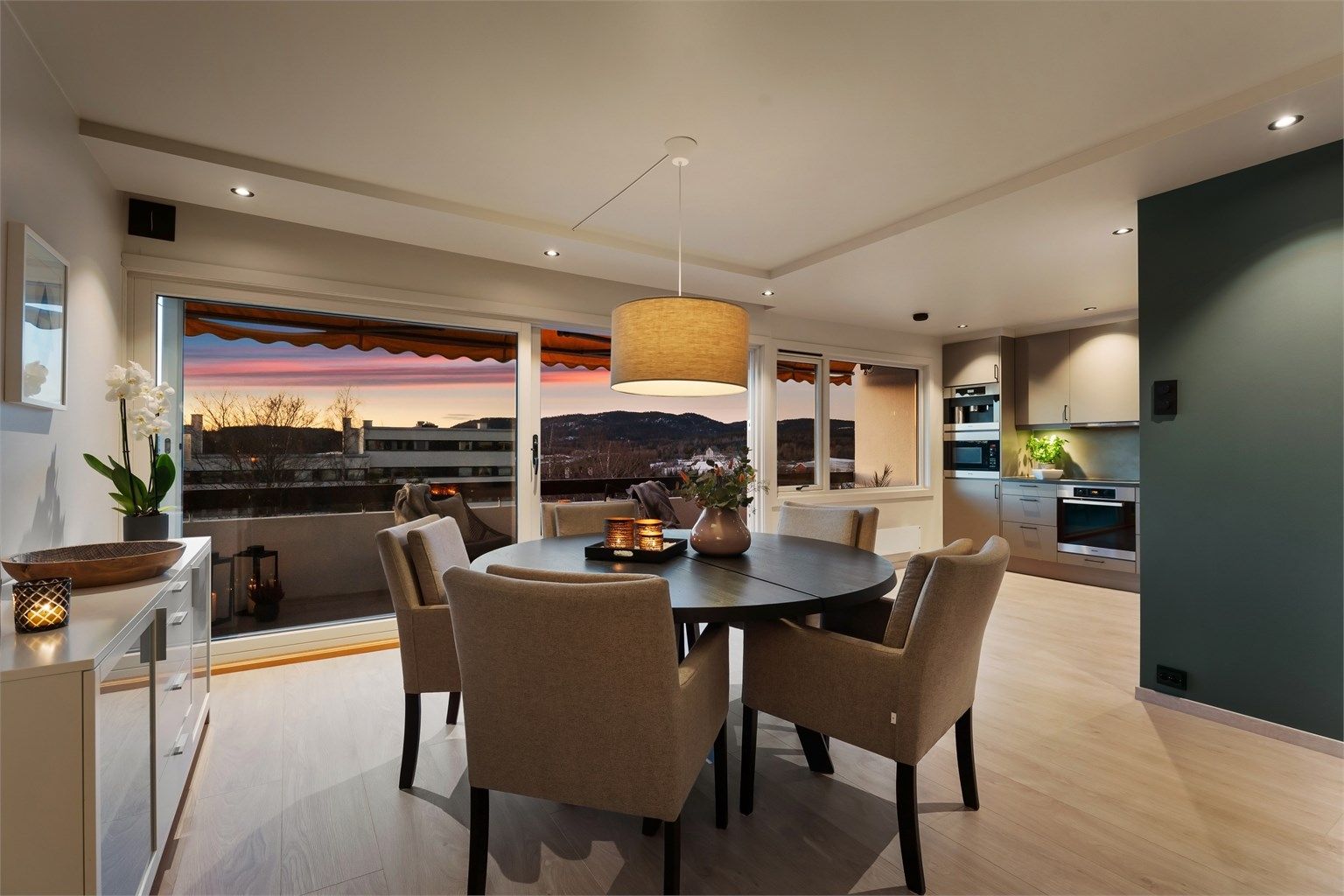 Gjennomtenkt planløsning bestående av 3 soverom, baderom, wc-rom og flere stuesoner. Åpen kjøkken- og spisestueløsning