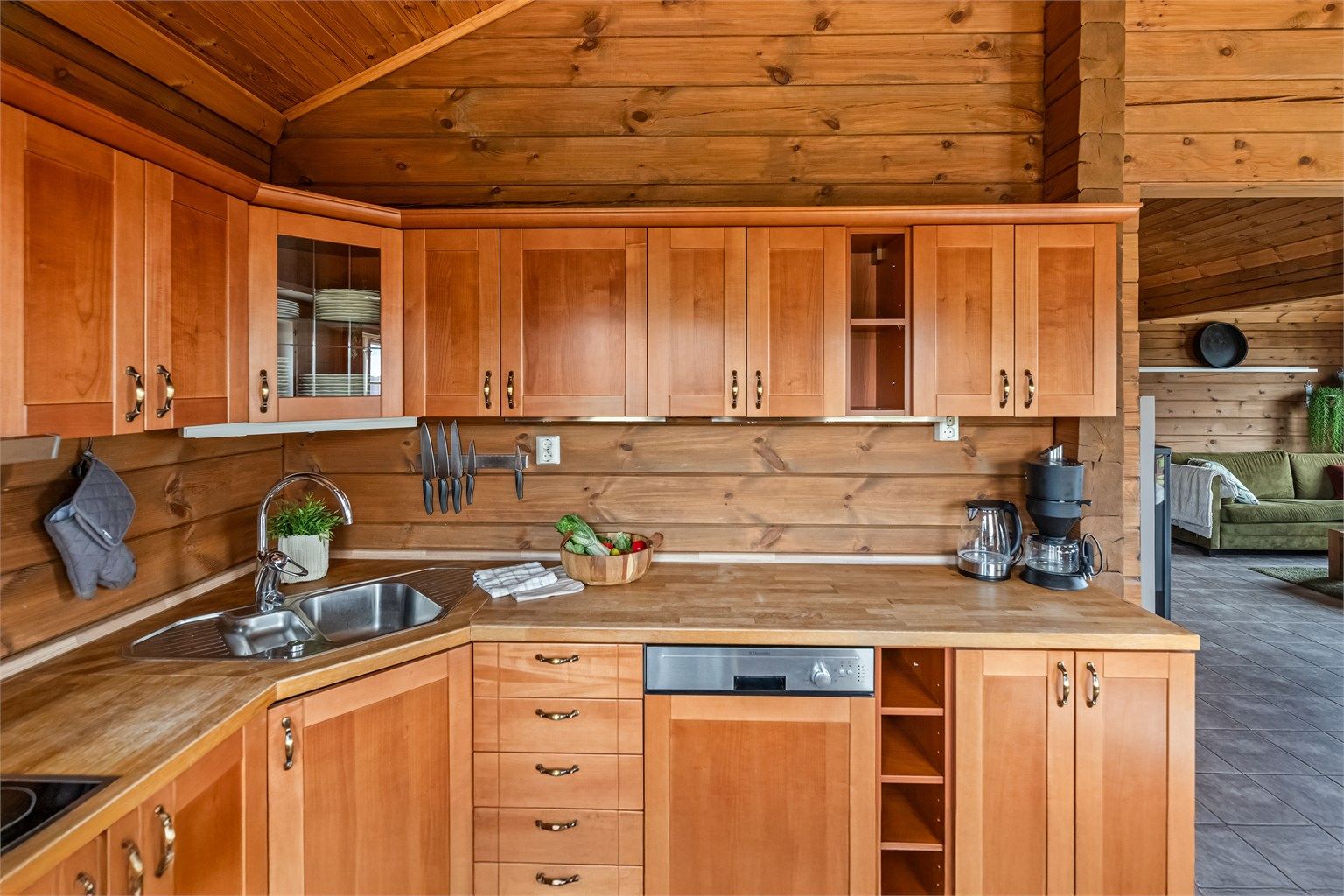 Delvis åpen løsning til stuen og høy himling