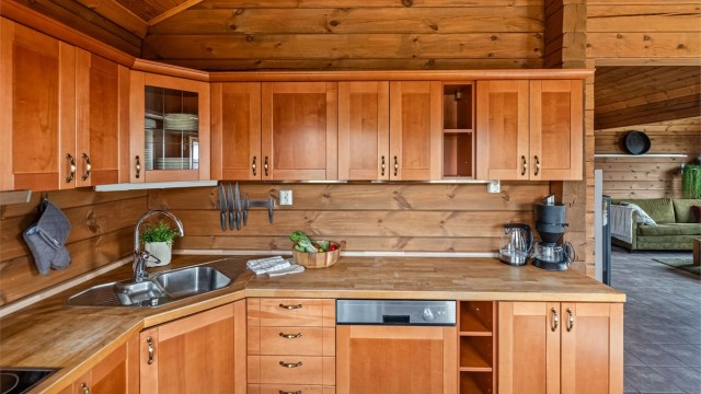 Delvis åpen løsning til stuen og høy himling