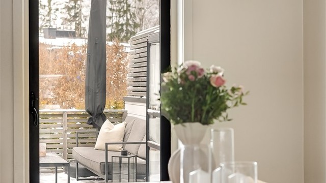 Den enkle adkomsten til terrassen visker ut skillet mellom inne og ute.