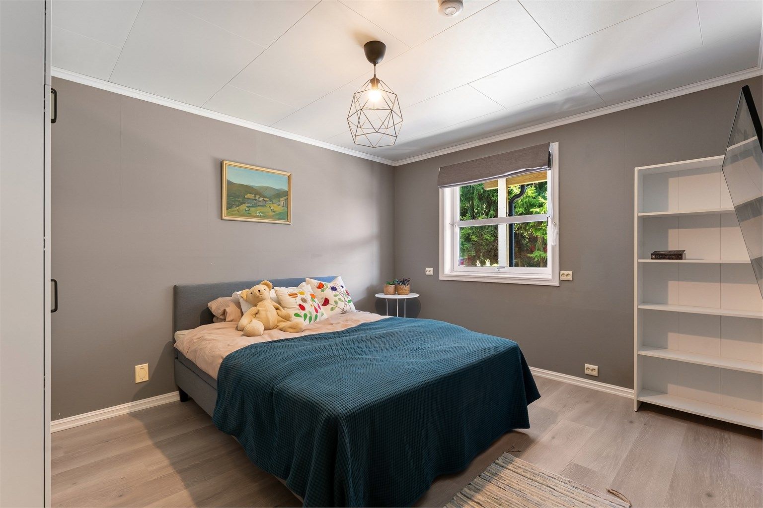 Soverom i underetasjen med laminatgulv og plass til seng og garderobeløsning.