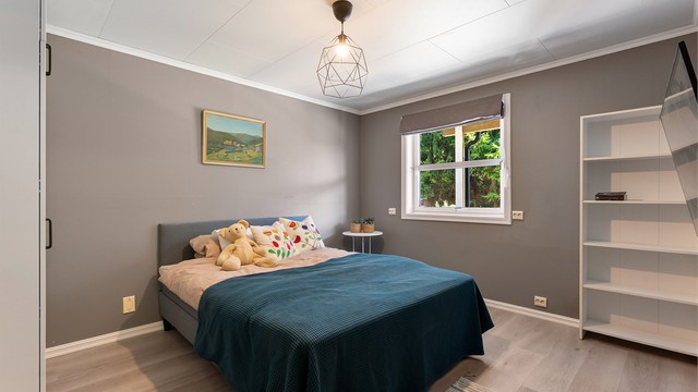 Soverom i underetasjen med laminatgulv og plass til seng og garderobeløsning.