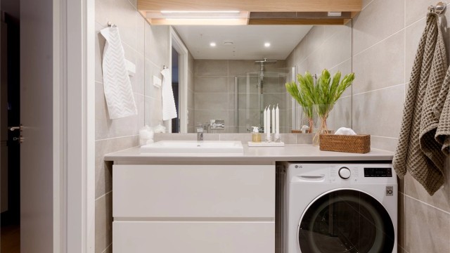 Baderomsinnredningen består av heldekkende benk med nedsenket servant og ett-greps armatur, speil over servant samt vegghengte baderomsskuffer med gode oppbevaringsmuligheter.