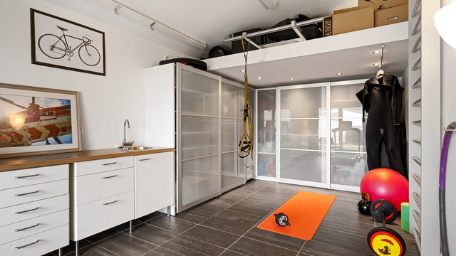 Rommet er isolert, har fliser og varme i gulv, meget bra med lagringsplass og oppbevaring på hems. Det er spotter i tak og store vindusflater i front med dører ut til hagen. Et meget kjekt rom med flere bruksmuligheter.