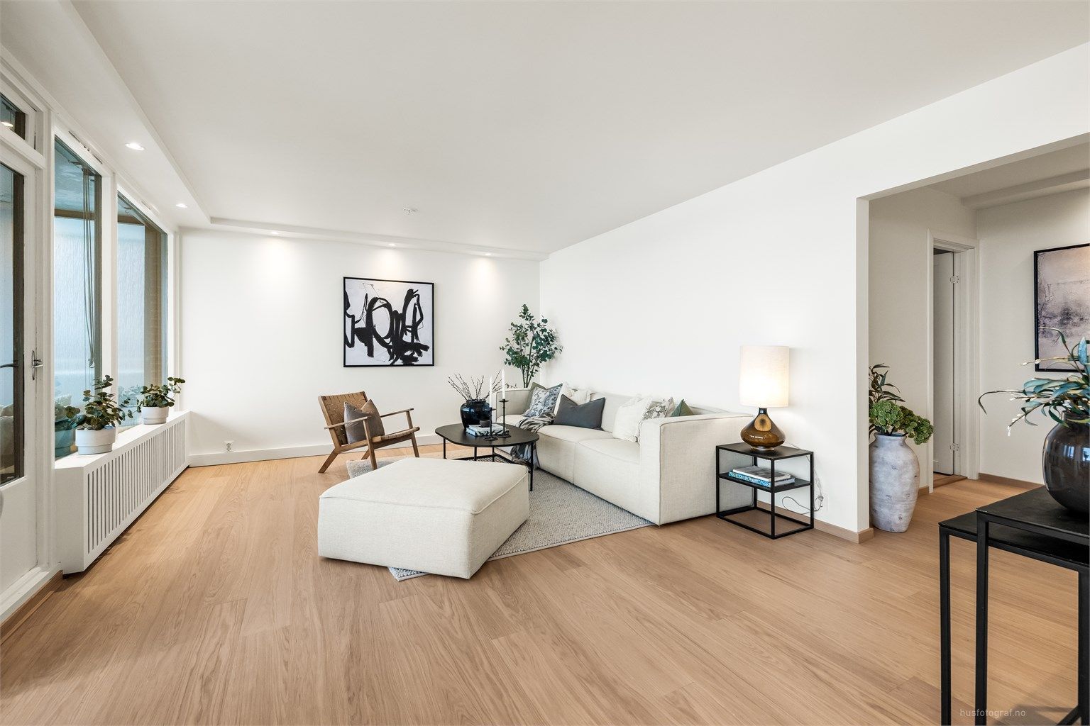 Gjennomgående parkettgulv og nymalte overflater fra 2026 gir et helhetlig og moderne preg.