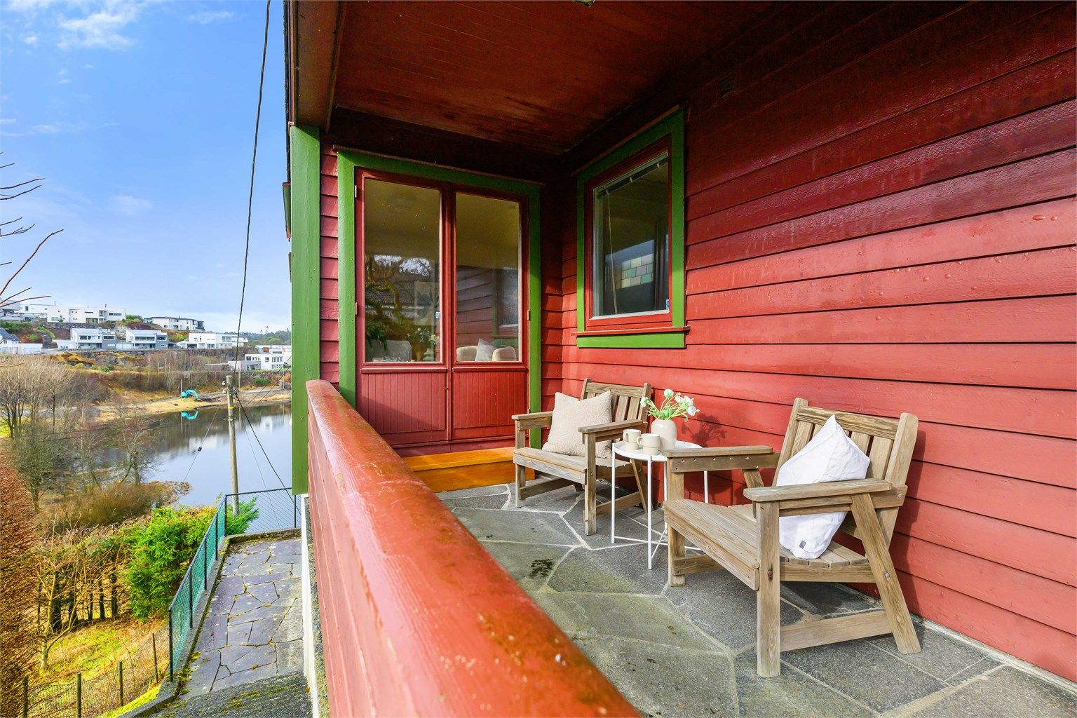 Uteplassen er under tak og i ly for nordavinden
