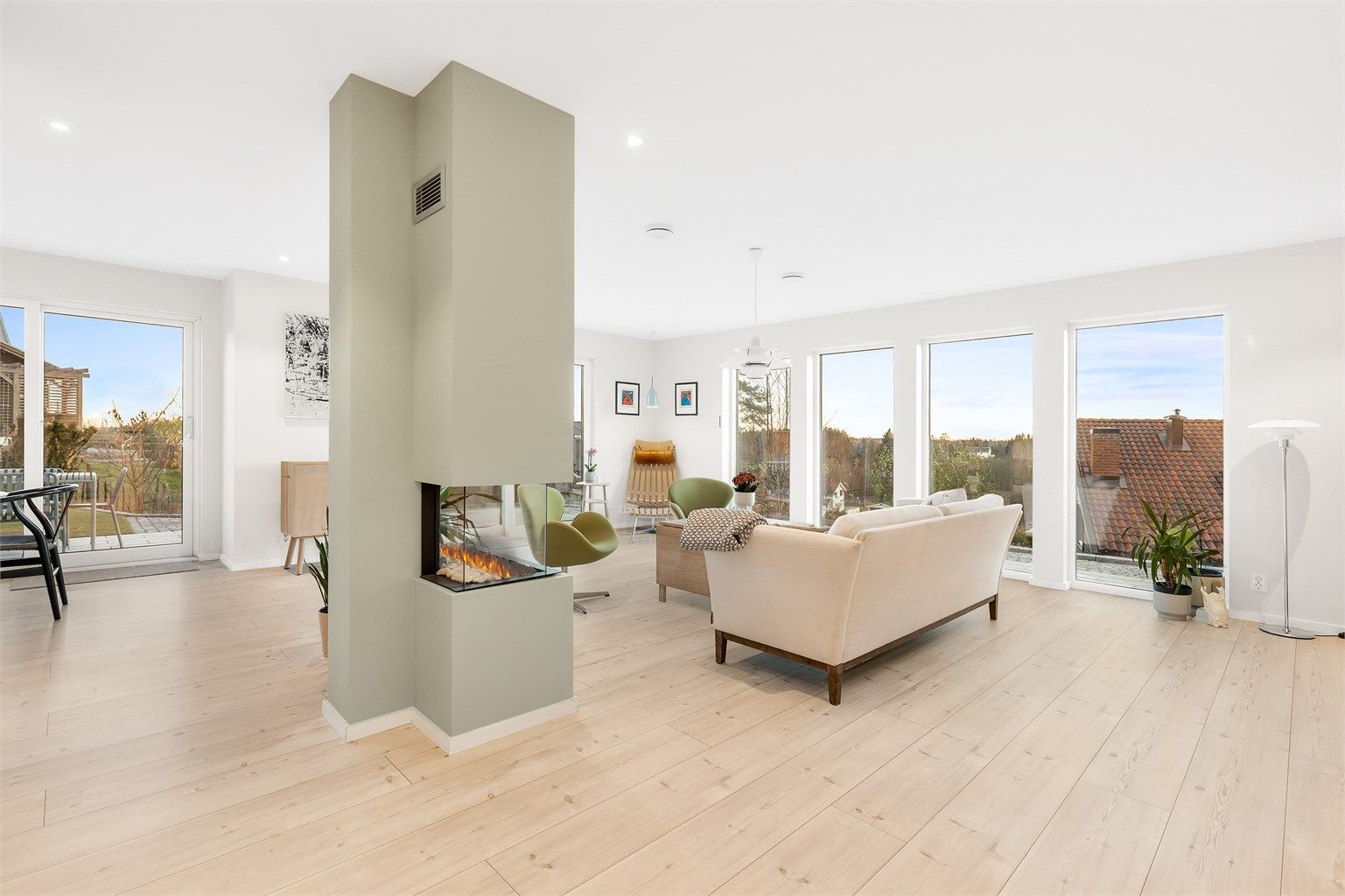 Det er en moderne gasspeis plassert i stuedelen.