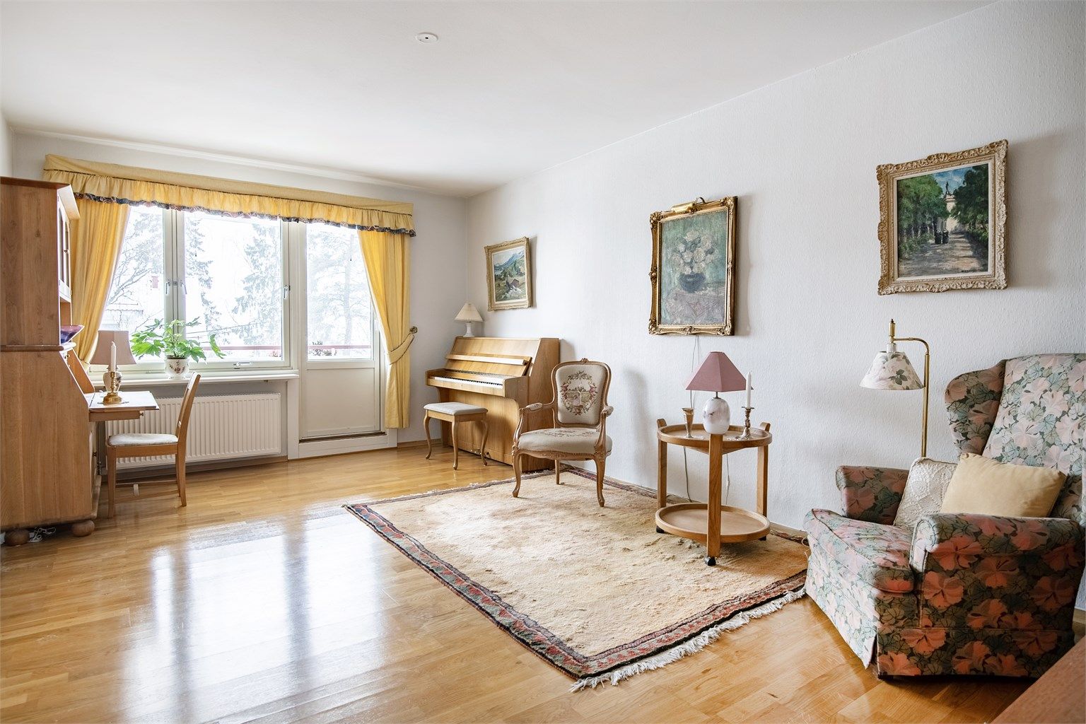 Stor og åpen stue med fin plass til sofa og spisebord. Utgang til solrik vestvendt balkong med gode solforhold. 