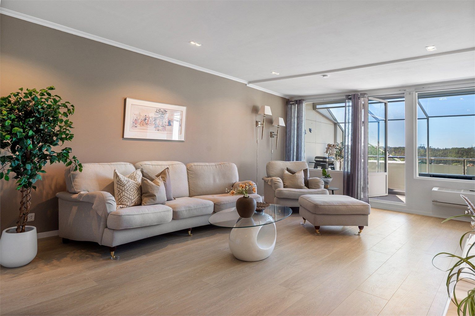 Leiligheten har en gjennomgående høy standard med flotte gulv- og veggflater