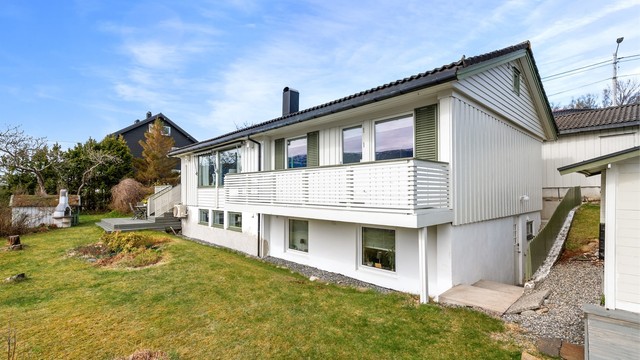 Eneboligen ble oppført i 1981 og går over to plan, med hovedetasje og underetasje.