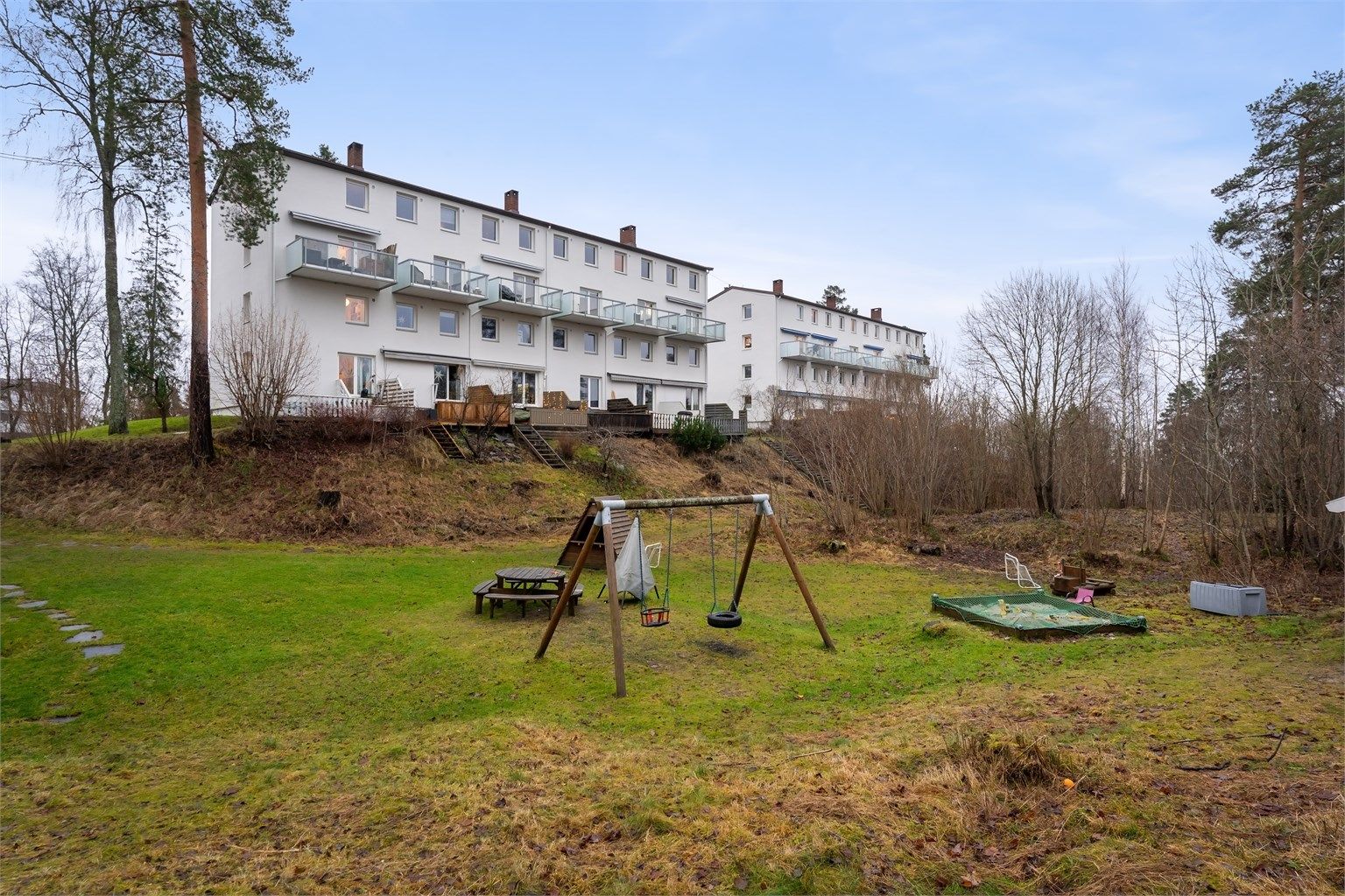 Sameiet har store, parkmessige grøntarealer med blant annet lekeplass.