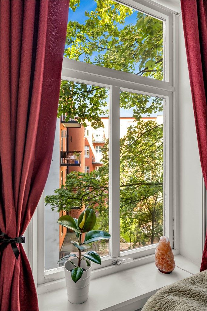Stort vindu som gir rikelig med naturlig lys.