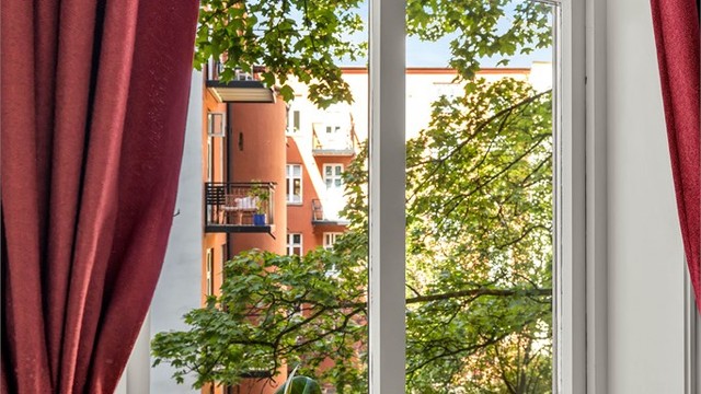 Stort vindu som gir rikelig med naturlig lys.