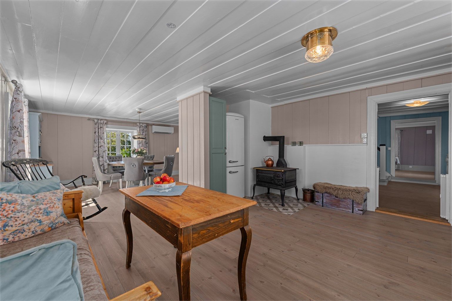 God plass til koselig sittebenk til morgenkaffen, samt god plass til et stort spisebord for hyggelige frokoster og rolige morgenstunder