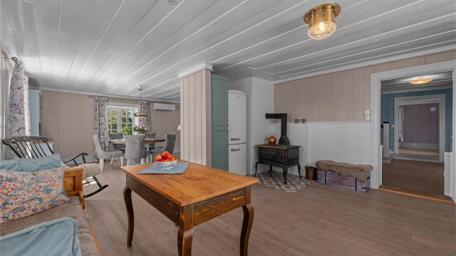 God plass til koselig sittebenk til morgenkaffen, samt god plass til et stort spisebord for hyggelige frokoster og rolige morgenstunder