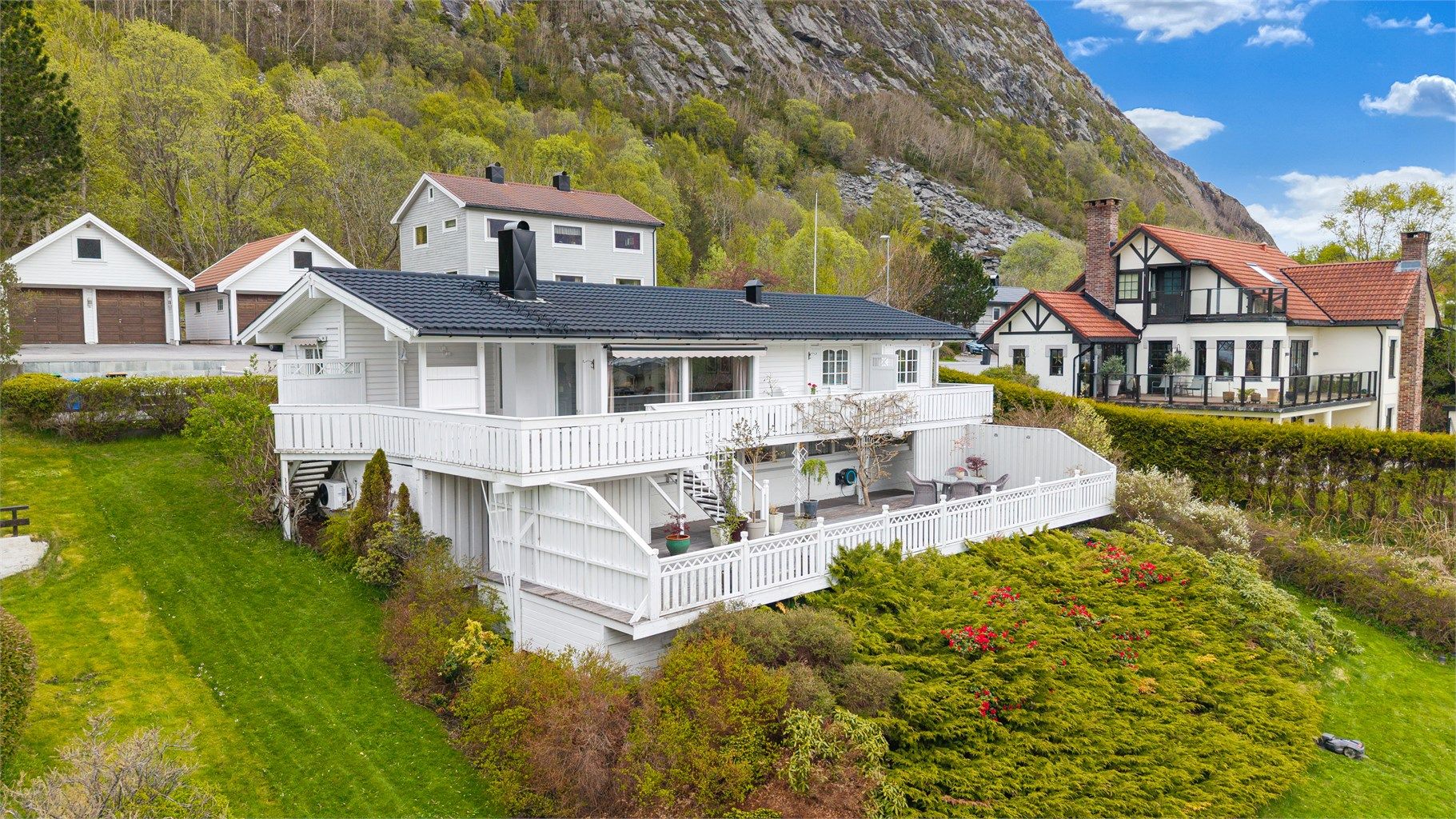 Eiendommen ligger i et etablert og rolig boligområde på Sævollen på Hessa