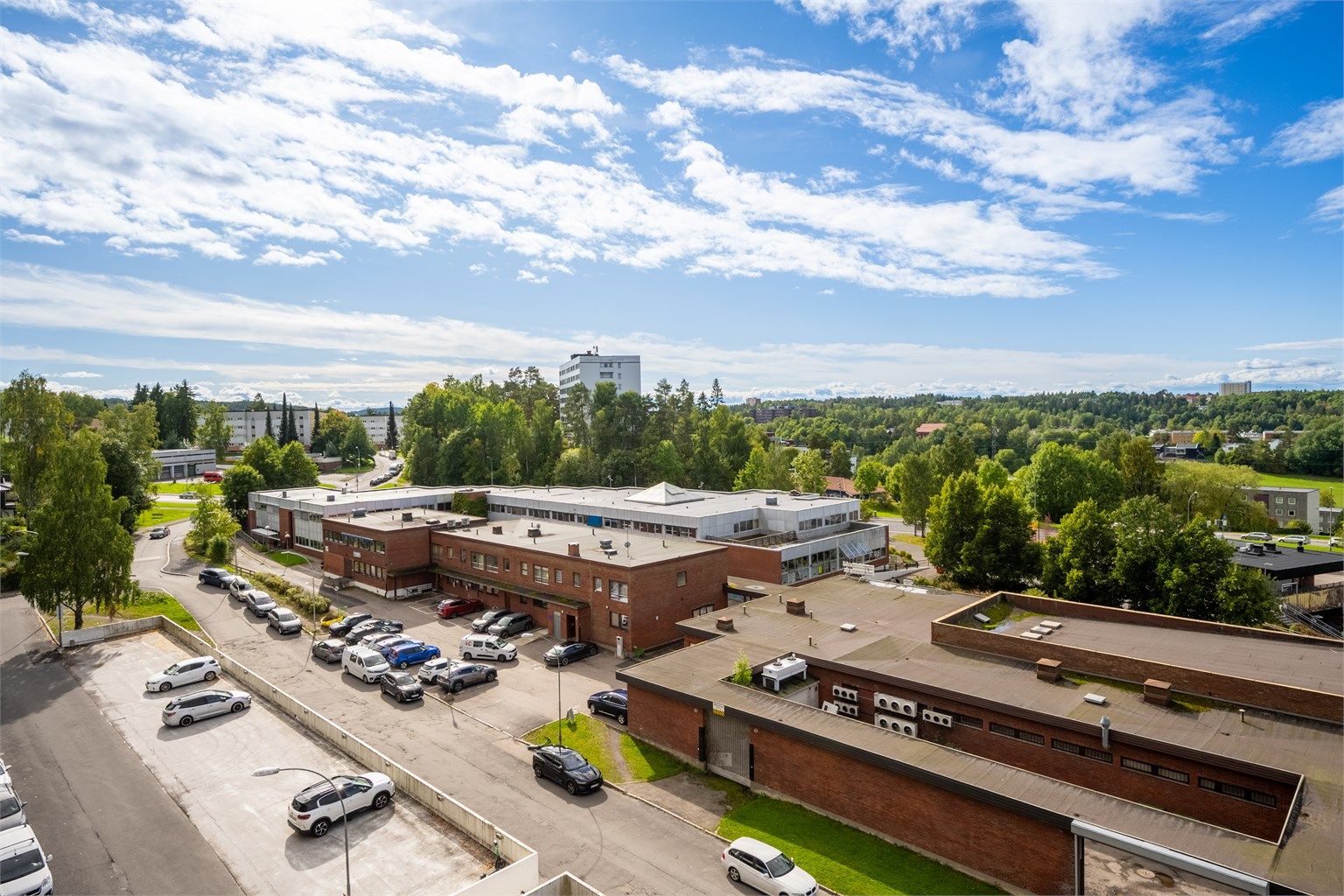 Utsyn mot nærområdet med kort gangavstand til dagligvare og kollektivtilbud.