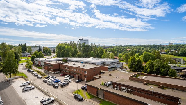 Utsyn mot nærområdet med kort gangavstand til dagligvare og kollektivtilbud.