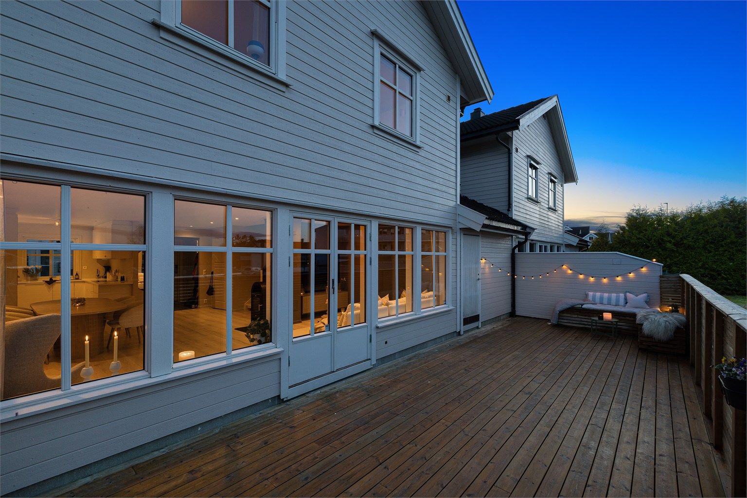 Den andre uteplassen er romslig og ligger skjermet til på baksiden av huset.