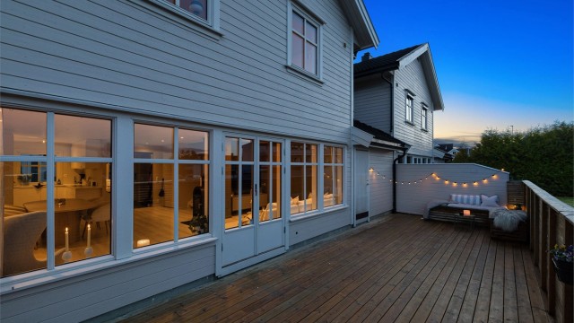 Den andre uteplassen er romslig og ligger skjermet til på baksiden av huset.
