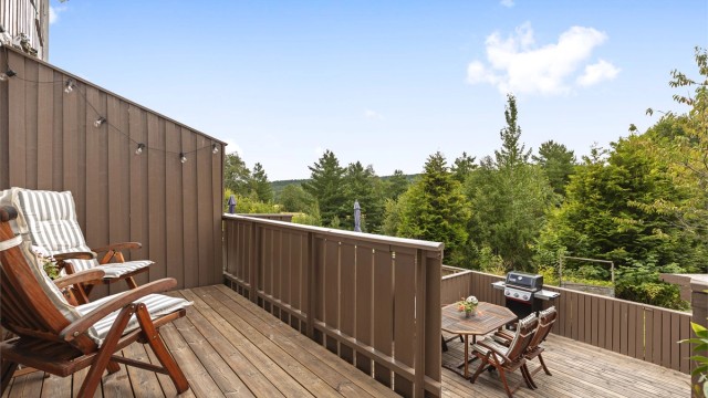Balkongen fungerer som en fin overgang mellom stuen og den store terrassen.