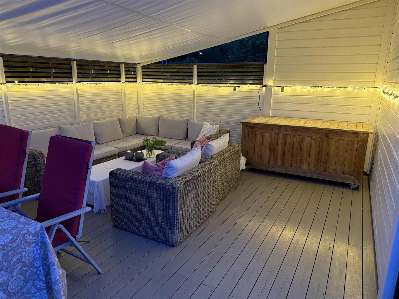 Selgers private bilde av terrasseplattingen. Her er det plass til både sofahjørne og spisebord