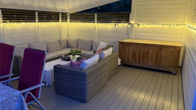 Selgers private bilde av terrasseplattingen. Her er det plass til både sofahjørne og spisebord