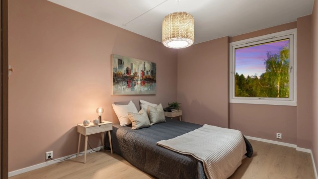 Romslig hovedsoverom med god plass til dobbeltseng og garderobeløsning.