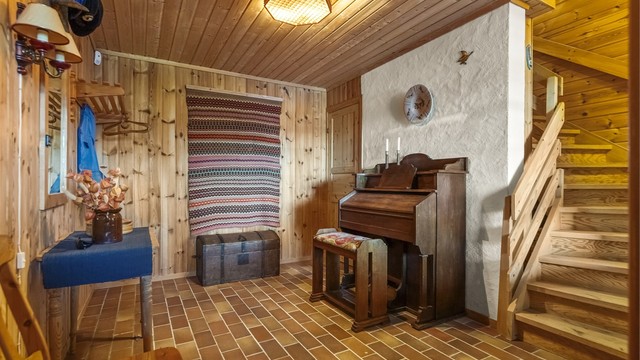 Fra entreen fører trappen opp til boligens øvrige etasjer. Panel på vegger og i himling gir en lun velkomst.