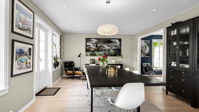 Spisestuen er et naturlig samlingspunkt med god plass til langbord for familie og gjester.