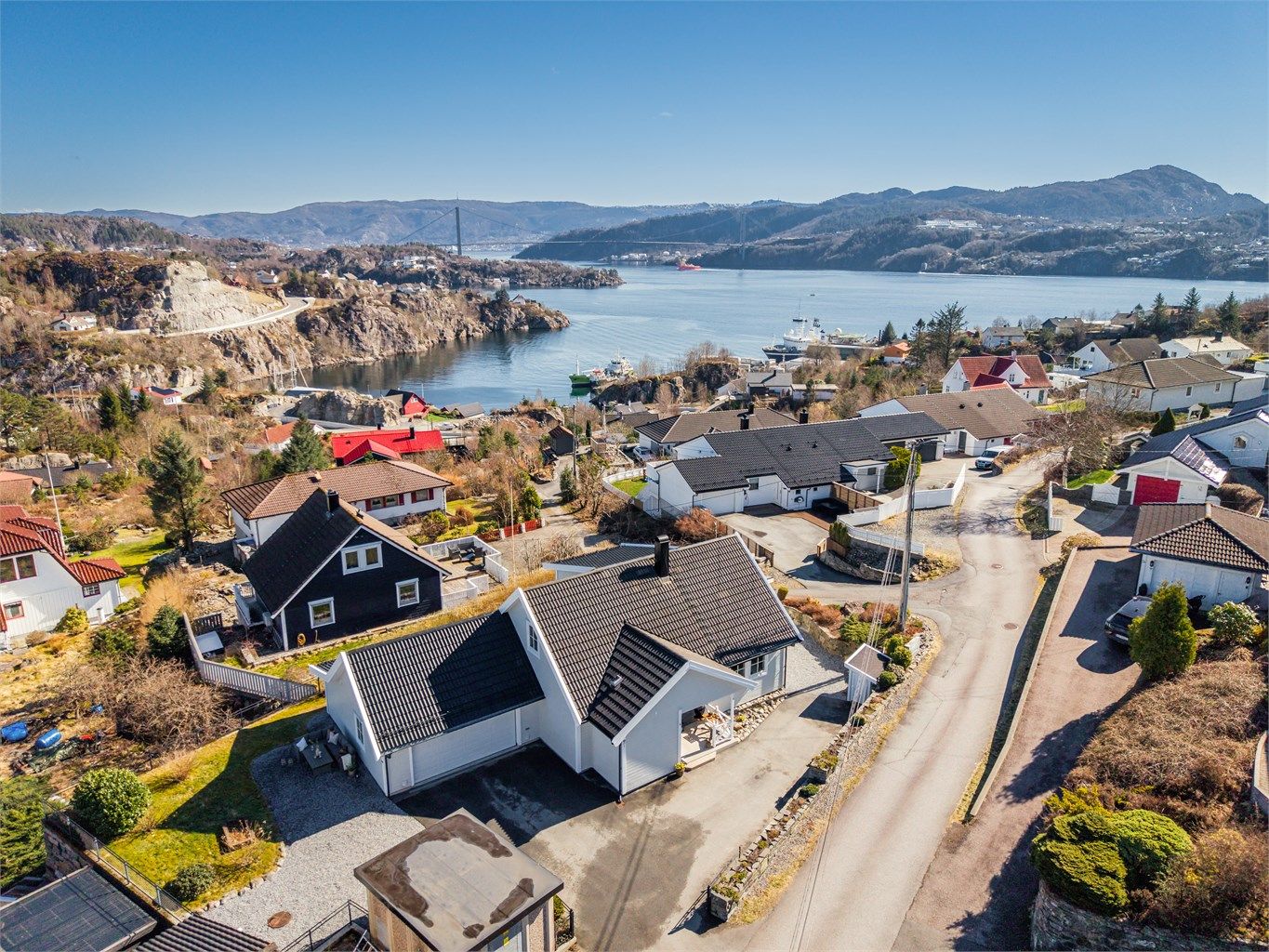 Boligen er vesentlig påbygget med garasje i 2014 og takoppløft i 2015, som har gitt en romslig og fleksibel planløsning over to etasjer.