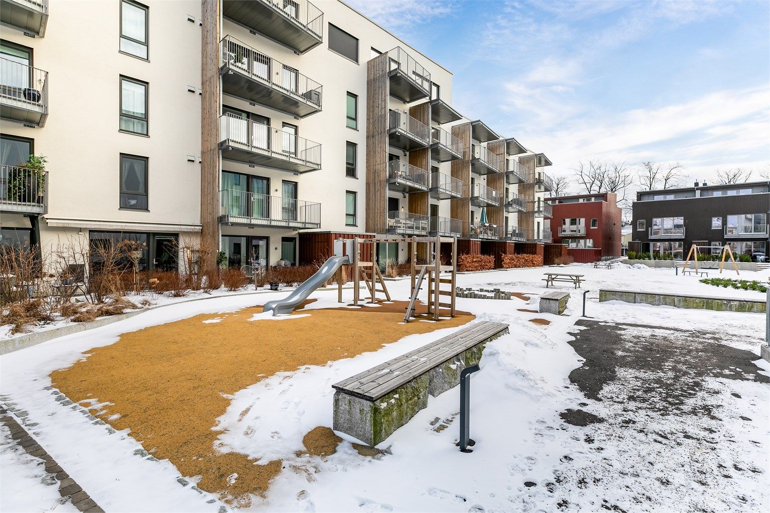 Tunet midt i Skarmyrakvartalet er en fin tumle- og møteplass for beboerne. Her råder en tilbaketrukket og rolig atmosfære.