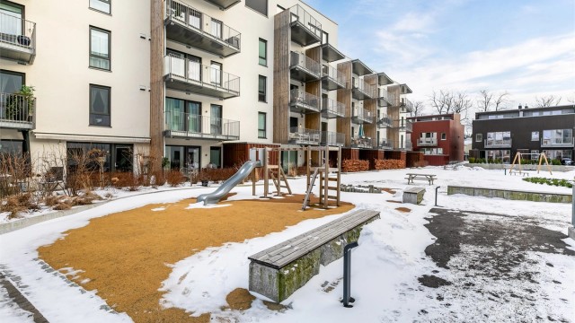 Tunet midt i Skarmyrakvartalet er en fin tumle- og møteplass for beboerne. Her råder en tilbaketrukket og rolig atmosfære.