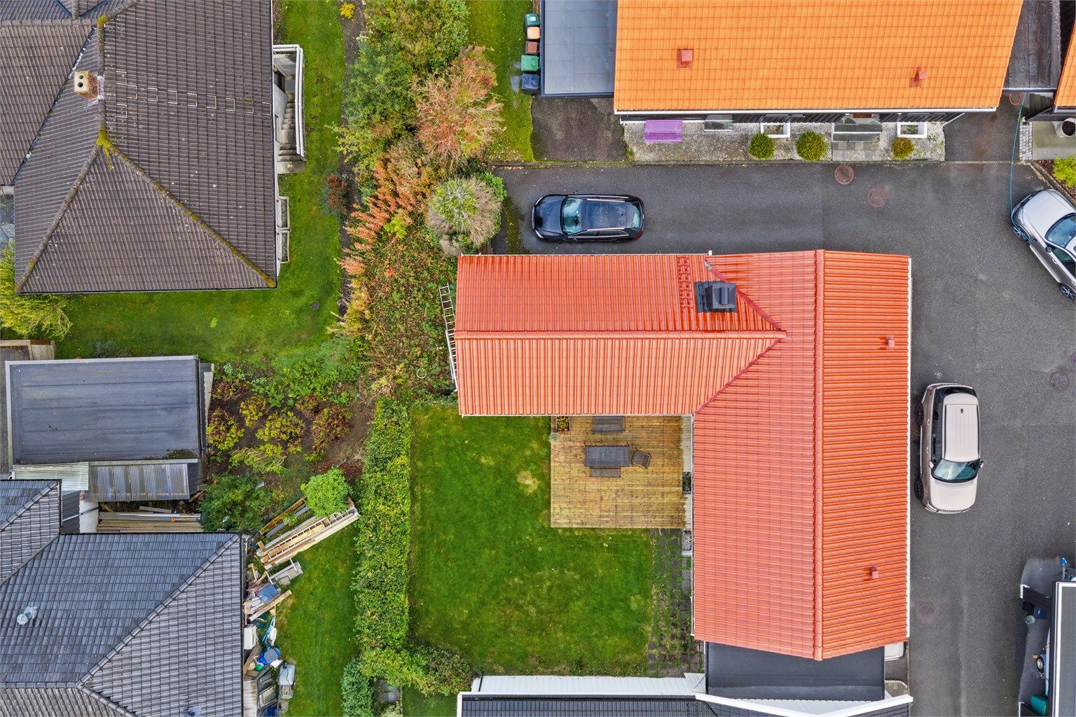 Boligens karakteristiske L-form rammer inn den private atriumshagen