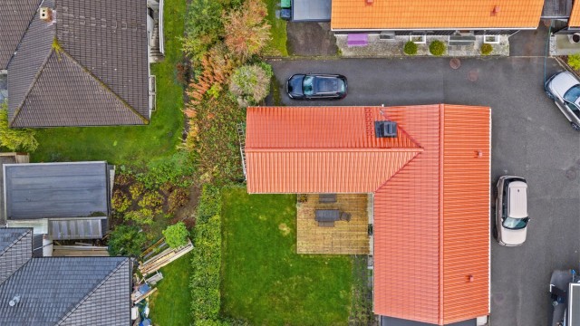 Boligens karakteristiske L-form rammer inn den private atriumshagen