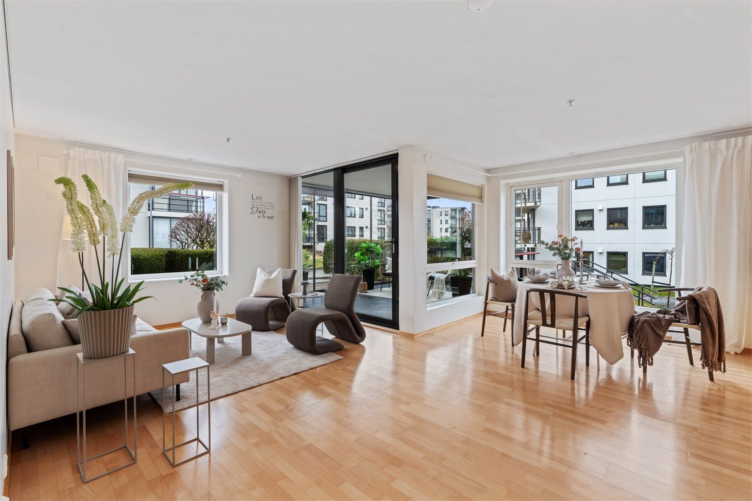 Velkommen til Breivikveien 33B! En flott 3-roms leilighet i byggets 3. etg, med innglasset balkong og direkte adkomst til uteområde på byggets bakside.