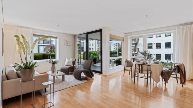 Velkommen til Breivikveien 33B! En flott 3-roms leilighet i byggets 3. etg, med innglasset balkong og direkte adkomst til uteområde på byggets bakside.