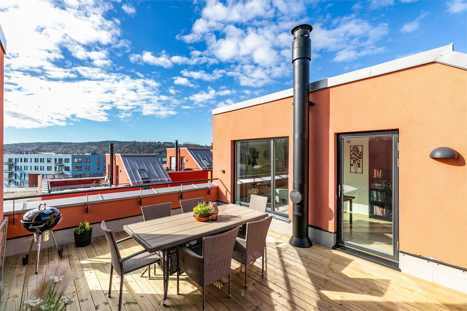 Over hustakene sees flott utsikt mot Jeløy i vest.