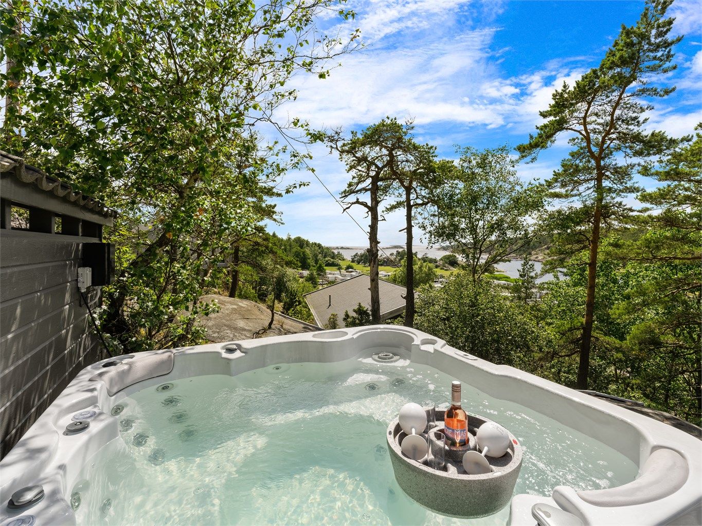 Jacuzzi medfølger eiendommen og er tilknyttet separat strømkurs etablert i 2017.