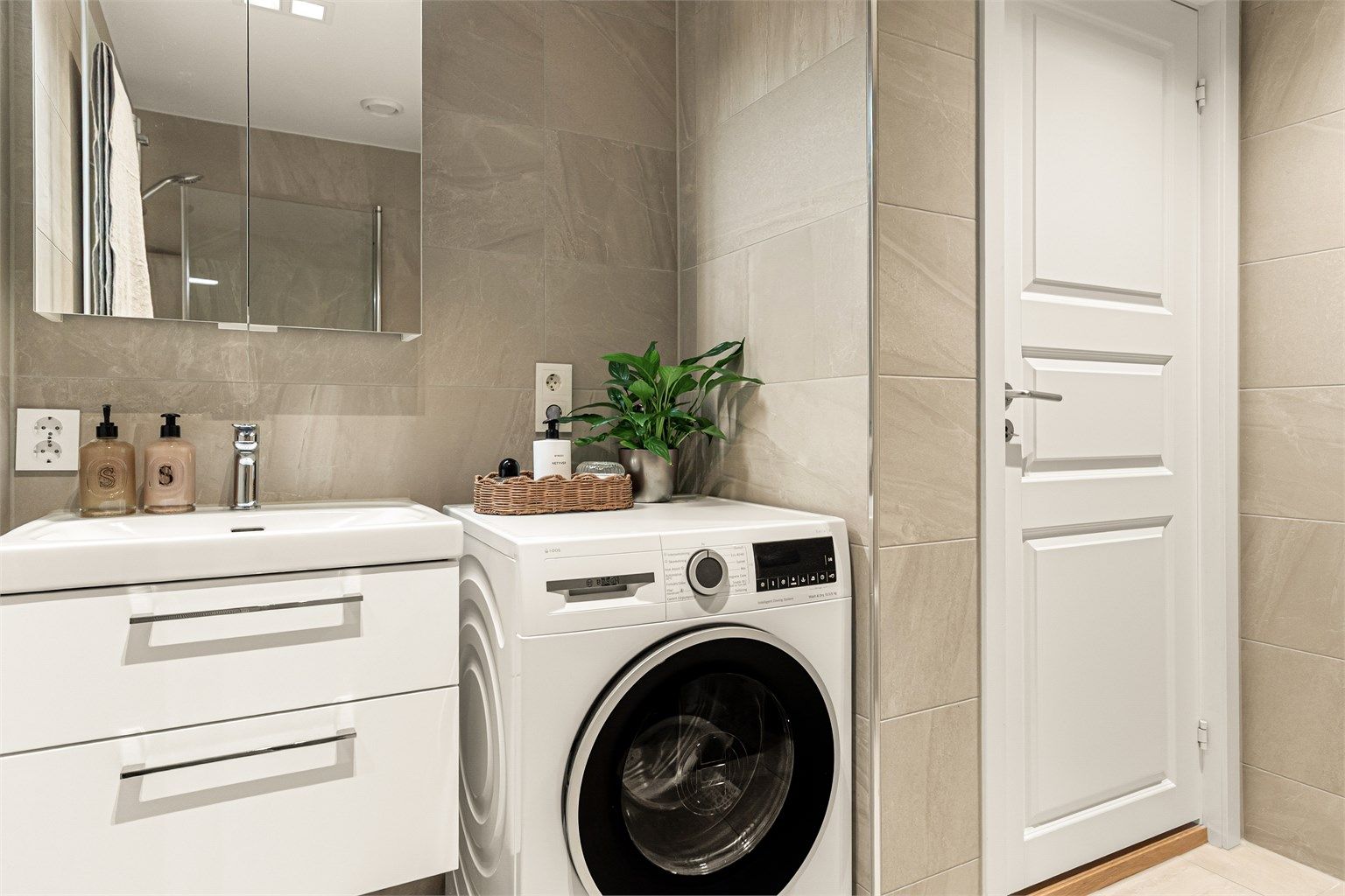 - Bad rehabilitert i 2023 med vakre farger, gulvvarme og store fliser -