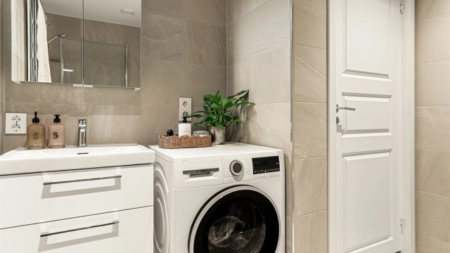 - Bad rehabilitert i 2023 med vakre farger, gulvvarme og store fliser -