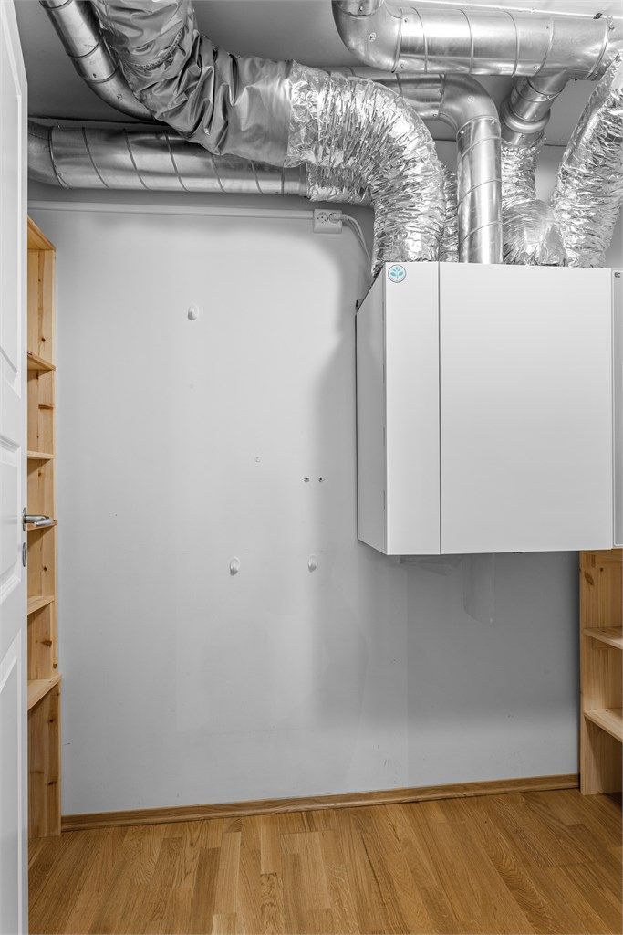 Bod med plass til oppbevaring med adkomst fra kjøkkenet