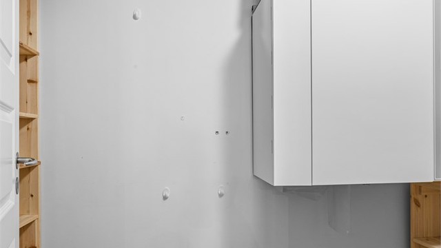 Bod med plass til oppbevaring med adkomst fra kjøkkenet