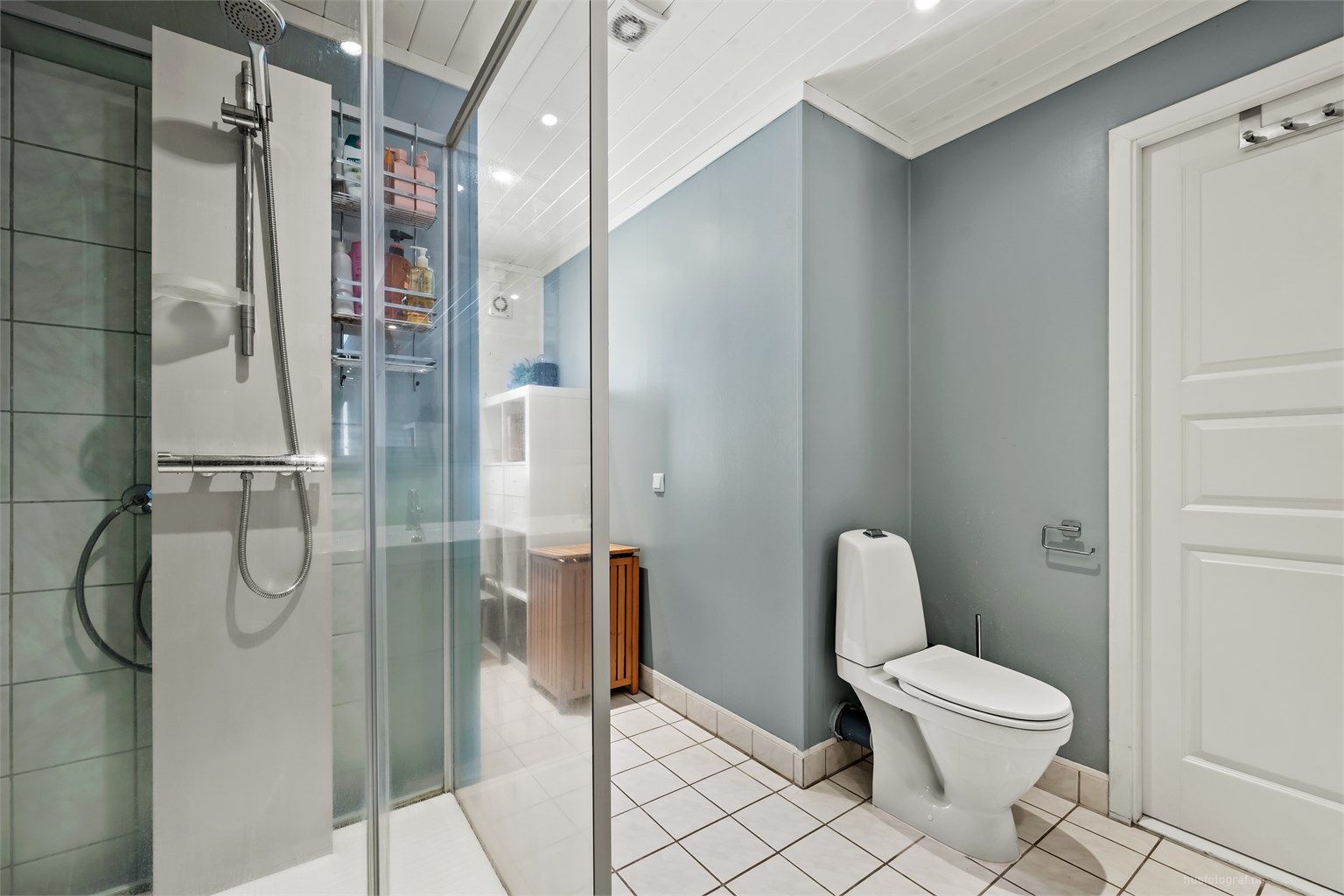 Badet har dusjkabinett og gulvstående toalett 