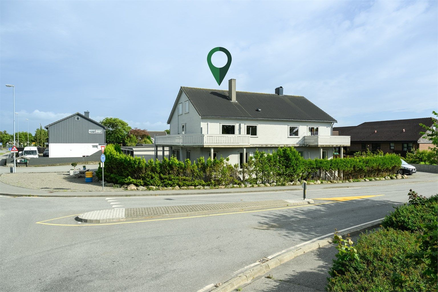 4-mannsbolig med parkering i carport og solrik balkong