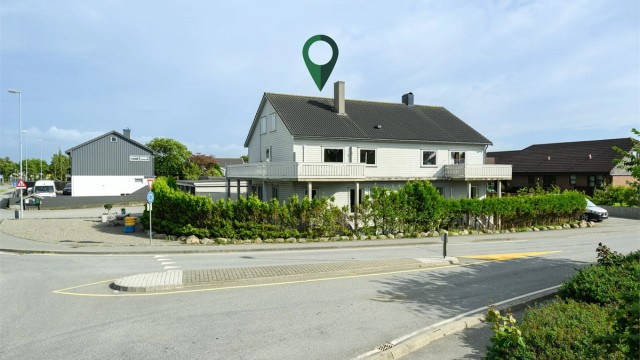 4-mannsbolig med parkering i carport og solrik balkong