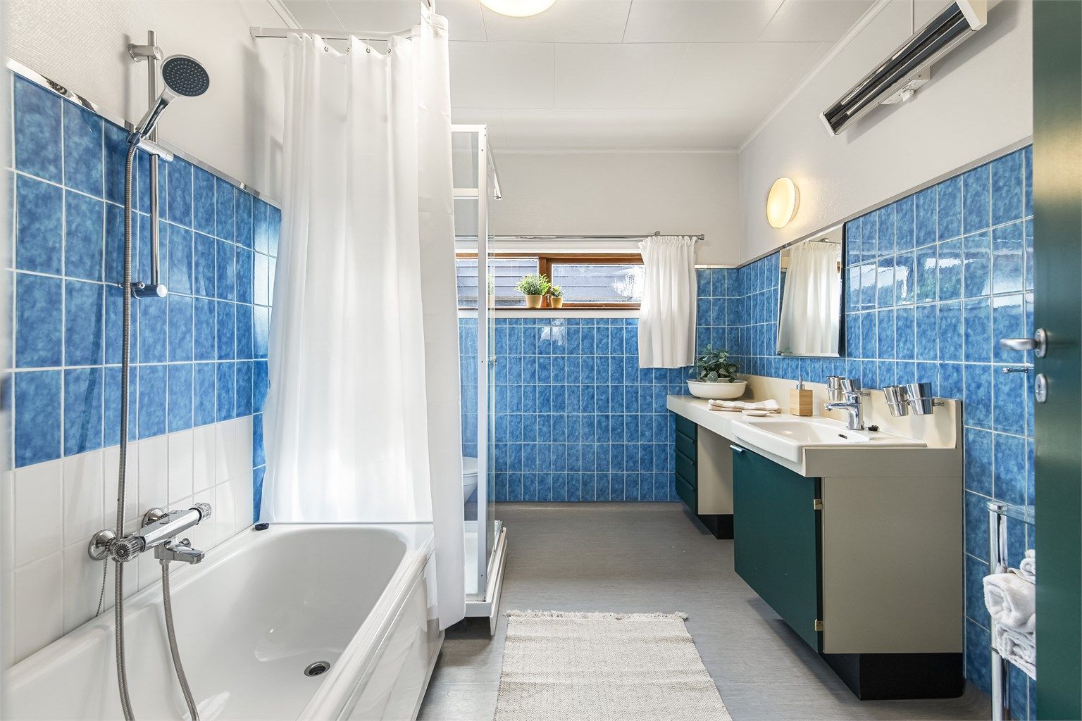 Badet i andre etasje er romslig og utstyrt med både badekar og dusjkabinett.