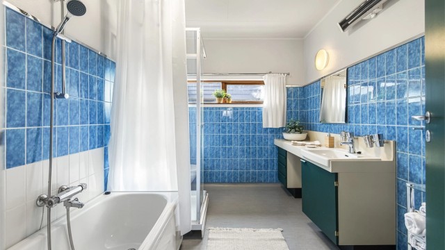 Badet i andre etasje er romslig og utstyrt med både badekar og dusjkabinett.